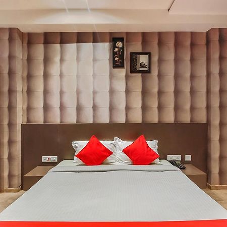 Oyo 26991 Stanza Luxurios Stay Zahirabad Екстериор снимка