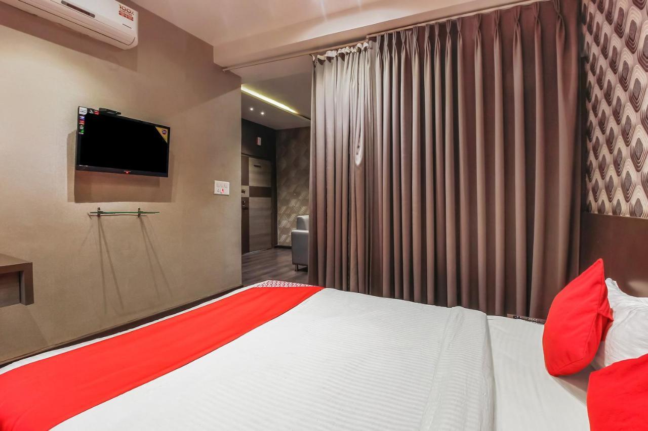 Oyo 26991 Stanza Luxurios Stay Zahirabad Екстериор снимка