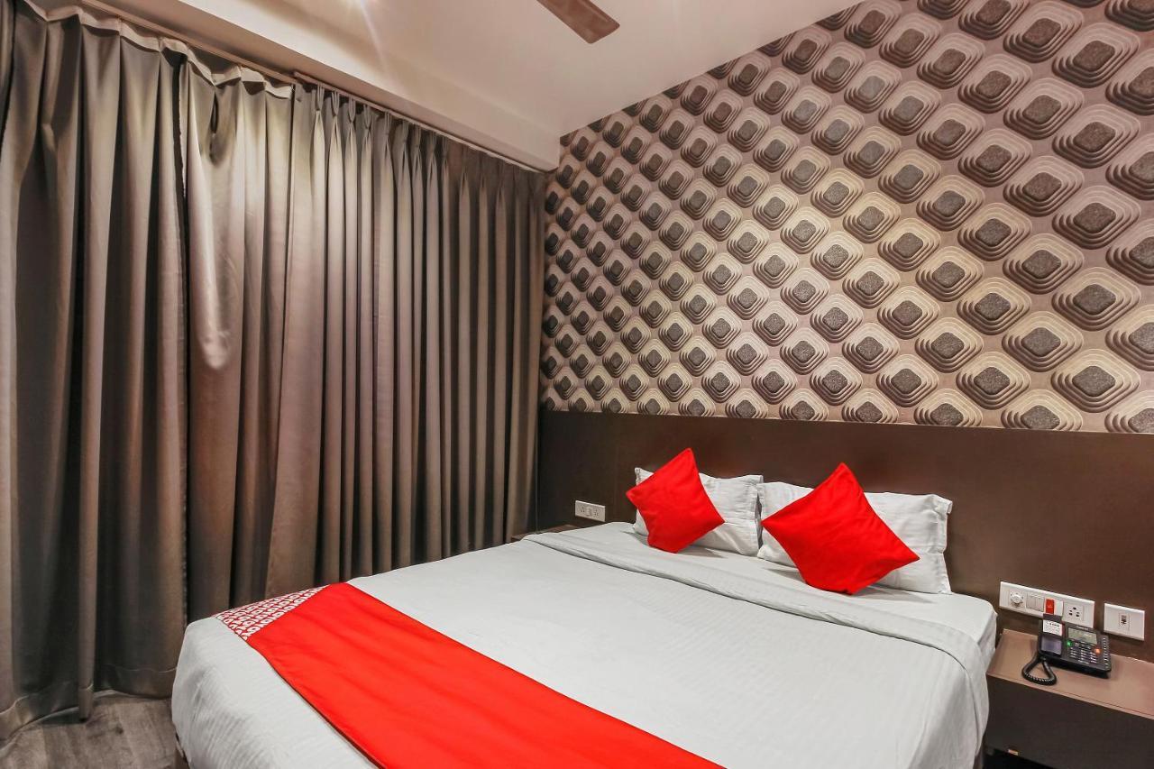 Oyo 26991 Stanza Luxurios Stay Zahirabad Екстериор снимка