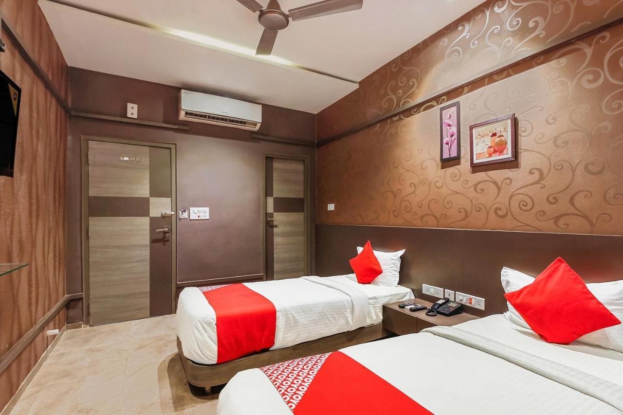 Oyo 26991 Stanza Luxurios Stay Zahirabad Екстериор снимка