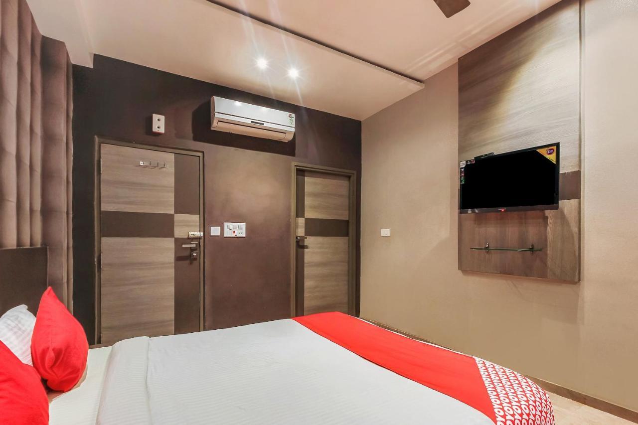Oyo 26991 Stanza Luxurios Stay Zahirabad Екстериор снимка